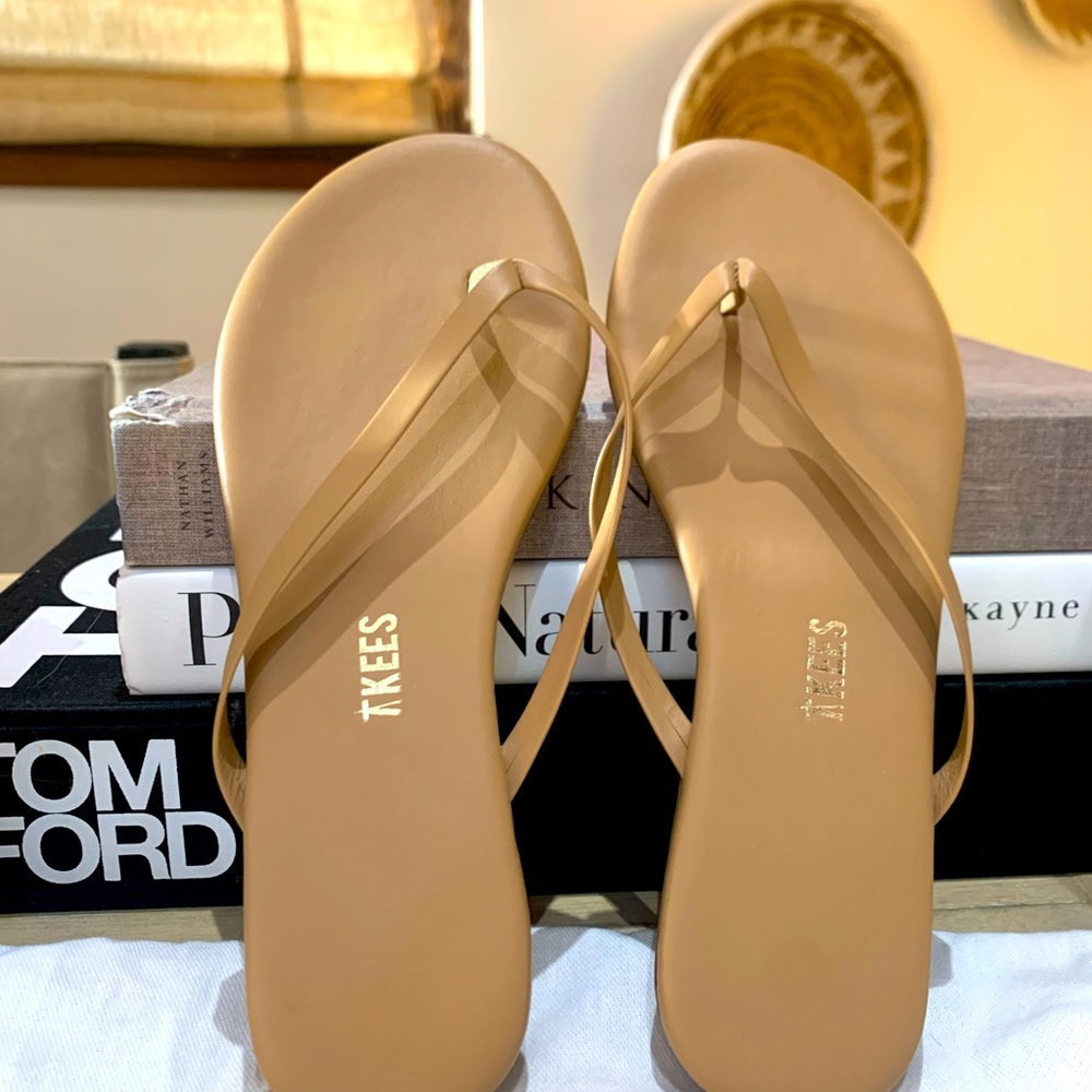 NWT TKEES. Size 5. Color: Foundations Matte Cocobutter